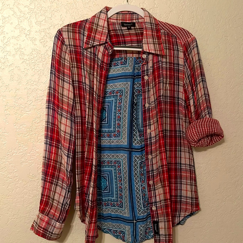 Tolani S Women’s long sleeve shirt.